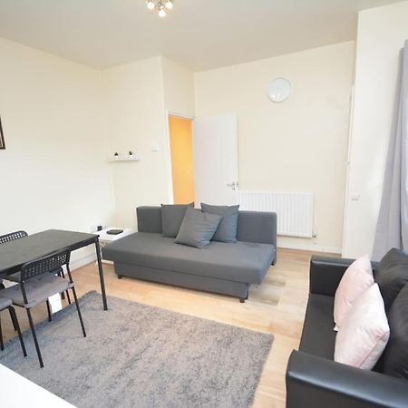 Lovely 4 Bedroom Apartment Close To The City Walking Distance From The Rivere View Londres Exterior foto