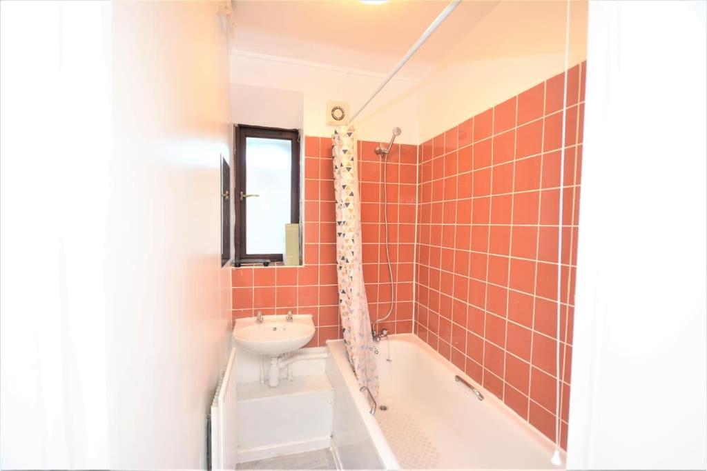 Lovely 4 Bedroom Apartment Close To The City Walking Distance From The Rivere View Londres Exterior foto