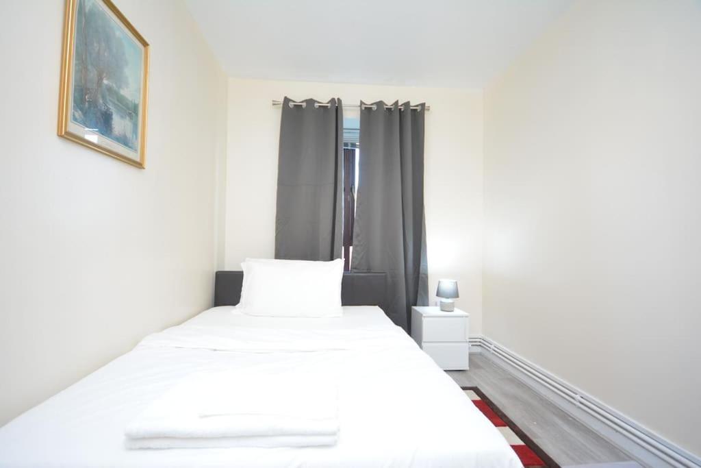 Lovely 4 Bedroom Apartment Close To The City Walking Distance From The Rivere View Londres Exterior foto