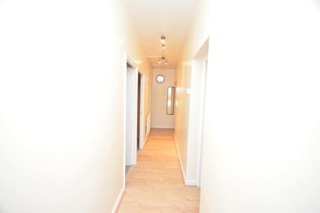 Lovely 4 Bedroom Apartment Close To The City Walking Distance From The Rivere View Londres Exterior foto