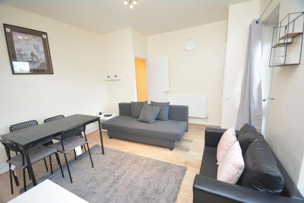 Lovely 4 Bedroom Apartment Close To The City Walking Distance From The Rivere View Londres Exterior foto