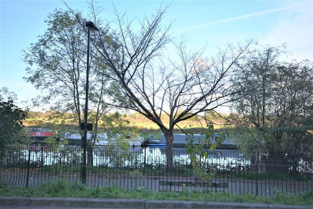 Lovely 4 Bedroom Apartment Close To The City Walking Distance From The Rivere View Londres Exterior foto