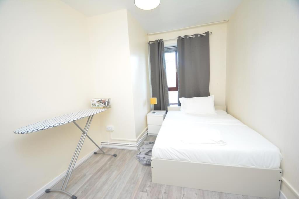 Lovely 4 Bedroom Apartment Close To The City Walking Distance From The Rivere View Londres Exterior foto
