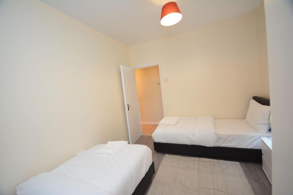 Lovely 4 Bedroom Apartment Close To The City Walking Distance From The Rivere View Londres Exterior foto