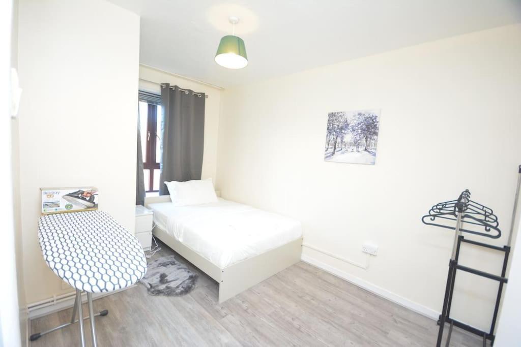Lovely 4 Bedroom Apartment Close To The City Walking Distance From The Rivere View Londres Exterior foto