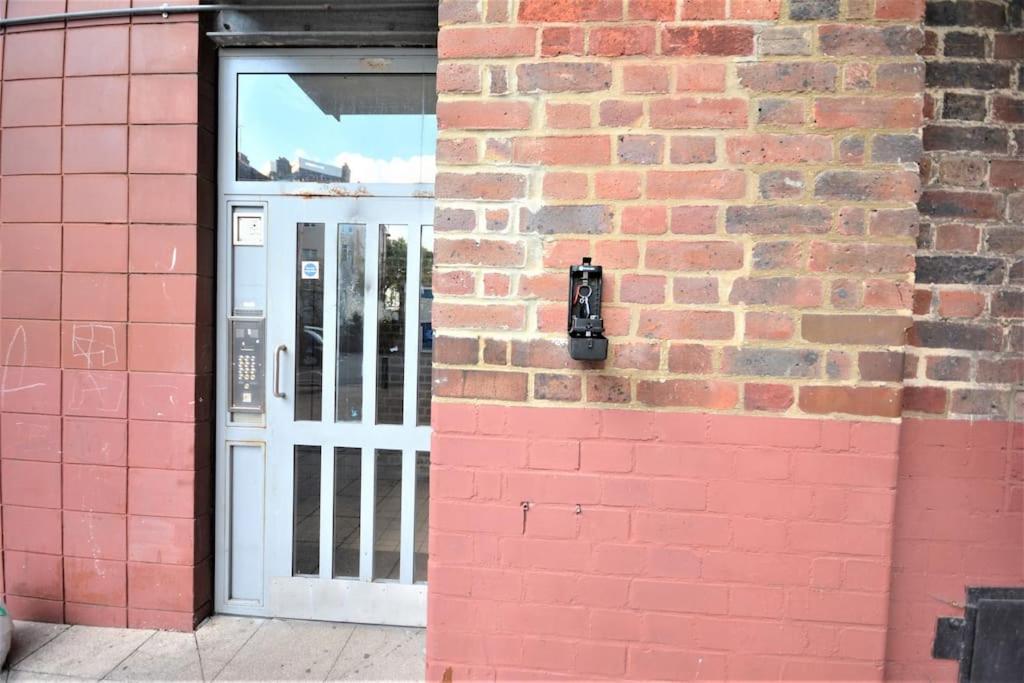 Lovely 4 Bedroom Apartment Close To The City Walking Distance From The Rivere View Londres Exterior foto