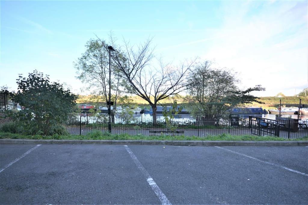 Lovely 4 Bedroom Apartment Close To The City Walking Distance From The Rivere View Londres Exterior foto