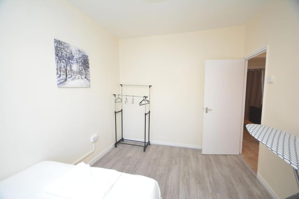 Lovely 4 Bedroom Apartment Close To The City Walking Distance From The Rivere View Londres Exterior foto