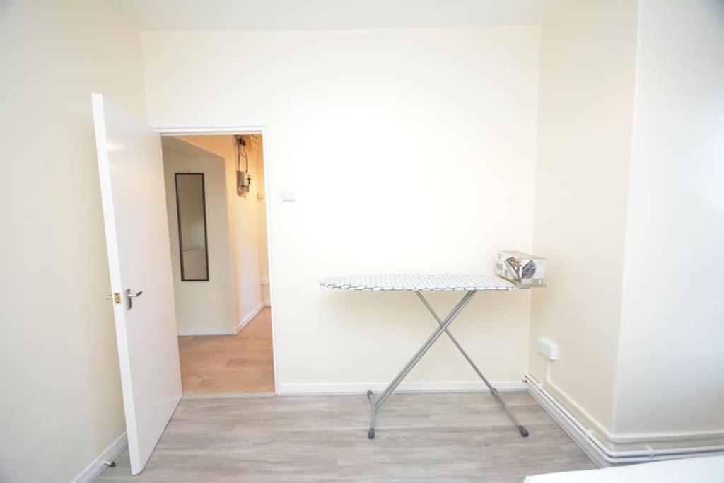 Lovely 4 Bedroom Apartment Close To The City Walking Distance From The Rivere View Londres Exterior foto